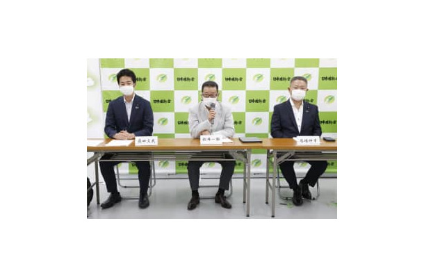 日本維新の会の臨時党大会で、あいさつする松井一郎代表。左は藤田文武幹事長、右は馬場伸幸共同代表＝30日午後、大阪市