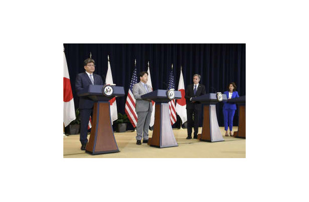 「日米経済政策協議委員会」（経済版2プラス2）の初会合後、共同記者会見する（左から）萩生田経産相、林外相、ブリンケン米国務長官、レモンド米商務長官＝29日、ワシントン（共同）