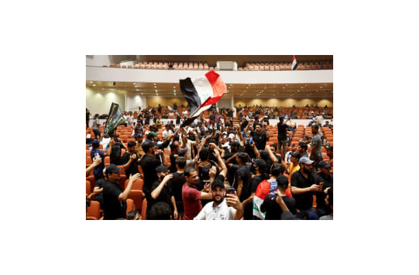 30日、イラク・バグダッドの国会に入ったサドル師支持者ら（ロイター＝共同）