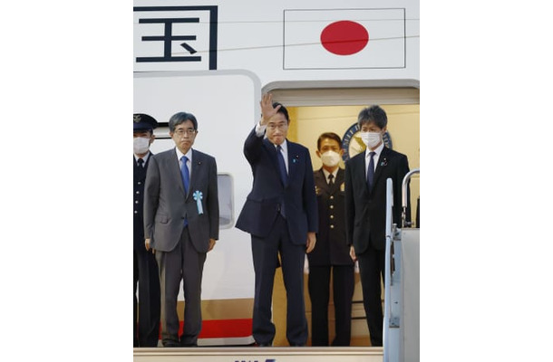 NPT再検討会議に出席するため、米ニューヨークへ出発する岸田首相（中央）＝31日夕、羽田空港