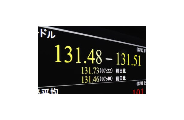 一時1ドル＝131円台を付けた円相場を示すモニター＝2日午前、東京・東新橋　