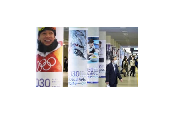 札幌市中心部の地下街に掲示されたオリンピック選手らのポスター＝2月