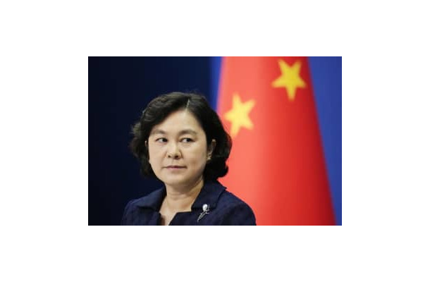 記者会見する中国外務省の華春瑩報道局長＝2日、北京（共同）