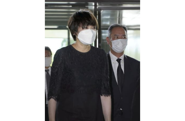 山口県知事と面会するため、県庁に到着した安倍元首相の妻昭恵さん（左）＝3日午後