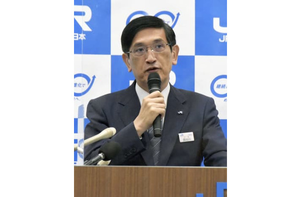 記者会見するJR西日本の長谷川一明社長＝3日午後、大阪市