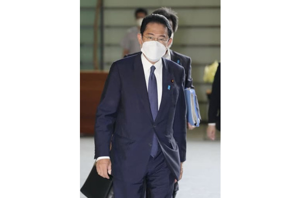 首相官邸に入る岸田首相＝3日午前