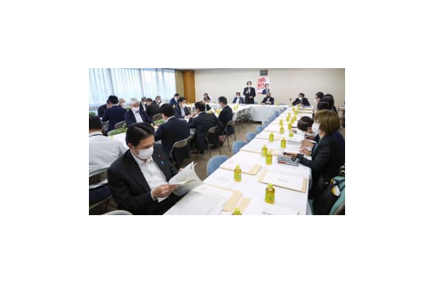 東京・永田町の自民党本部で開かれた選挙制度調査会と総務部会の合同会議＝3日午後