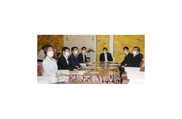 国会内で開かれた、政府と与野党の新型コロナウイルス対策に関する連絡協議会＝4日午前