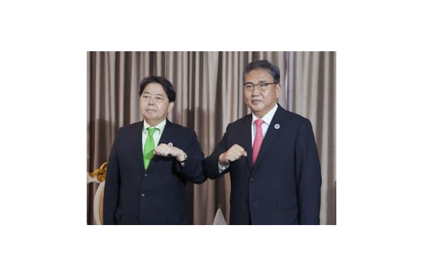 会談に臨む韓国の朴振外相（右）と林外相＝4日、プノンペン（外務省提供・共同）