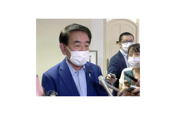 記者団の取材に応じる自民党の下村前政調会長（左）＝4日午後、東京・永田町の党本部