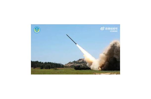 中国人民解放軍の東部戦区が4日、実弾射撃訓練の一場面として「微博（ウェイボ）」に投稿した画像（共同）