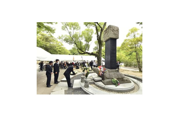 広島市の平和記念公園で営まれた韓国人原爆犠牲者の慰霊祭＝5日午前