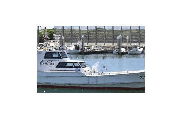 沖縄県与那国町の港に停泊した漁船＝5日午後