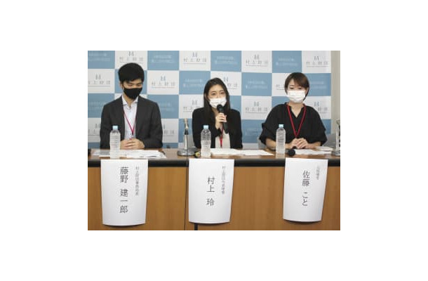 塾生の募集を呼びかける村上財団の担当者ら＝4日、厚労省