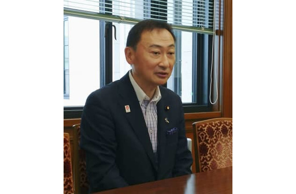 国会内で記者団の取材に応じる日本維新の会の東徹前総務会長＝5日午後