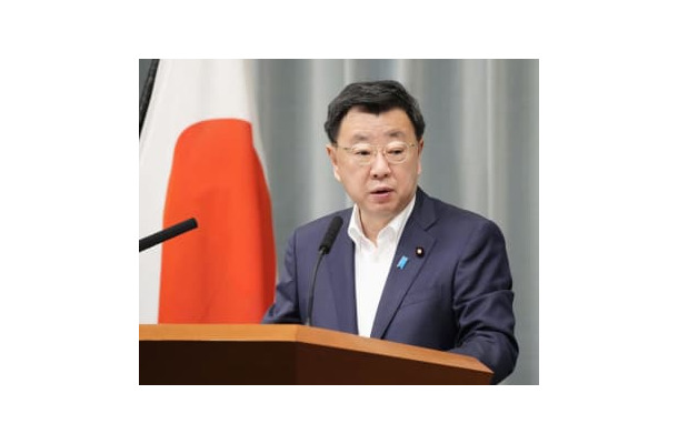 記者会見する松野官房長官＝5日午前、首相官邸