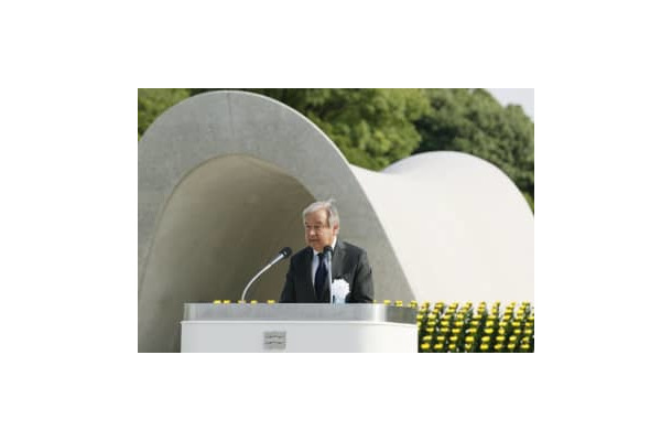平和記念式典であいさつする国連のグテレス事務総長＝6日午前、広島市の平和記念公園