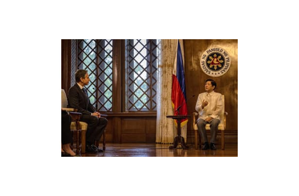 6日、フィリピン・マニラで会談するマルコス大統領（右）とブリンケン米国務長官（ゲッティ＝共同）