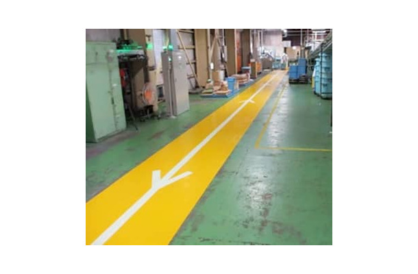 新潟市の三幸製菓新崎工場で、暗い中でも避難できるよう色分けされた経路＝7月（同社提供）