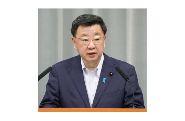 記者会見する松野官房長官＝8日午前、首相官邸
