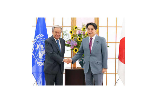 会談を前に、握手を交わす国連のグテレス事務総長（左）と林外相＝8日午前、外務省