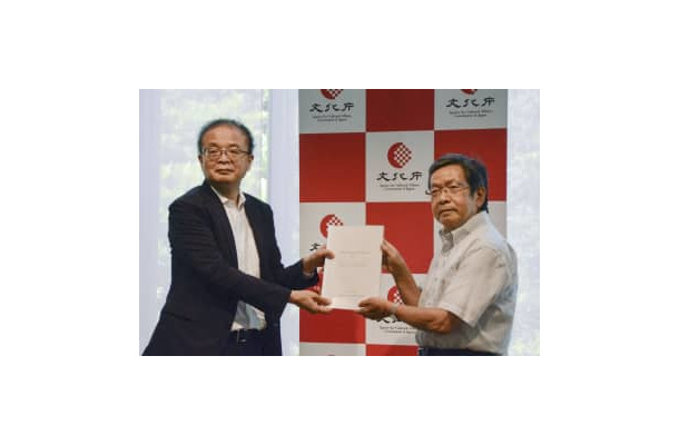 文化系部活動に関する提言を手渡す有識者会議座長の北山敦康静岡大名誉教授（右）＝9日午後、東京都千代田区