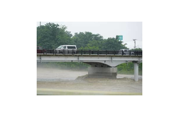 大雨で増水した岩木川＝9日午後、青森県弘前市
