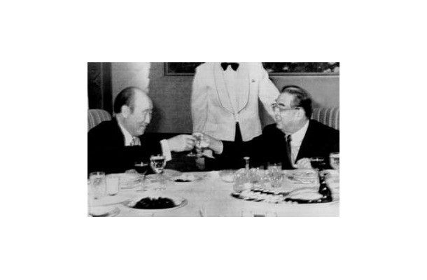 北朝鮮を訪問し金日成主席（右）と会談する文鮮明氏＝1991年12月（ロイター＝共同）
