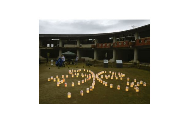 児童や教職員84人が亡くなった宮城県石巻市立大川小の中庭で、四つ葉のクローバーの形に設置された108個の紙灯籠＝14日夕、宮城県石巻市
