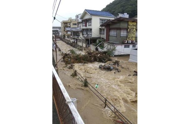 流木や土砂でせき止められたとみられる太田川＝14日午前、静岡県松崎町（同町提供）