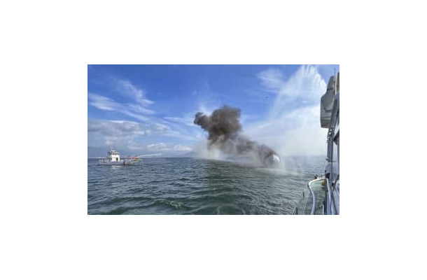広島市南区の似島沖で炎上する旅客船「黒潮7」＝15日午前（広島海上保安部提供）
