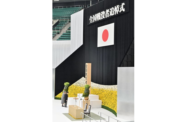 全国戦没者追悼式で黙とうされる天皇、皇后両陛下＝15日正午、東京・日本武道館（代表撮影）