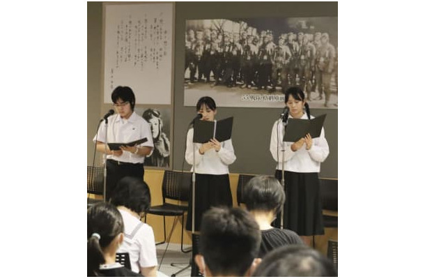 万世特攻平和祈念館で特攻隊員の手紙を朗読する高校生ら＝15日午前、鹿児島県南さつま市