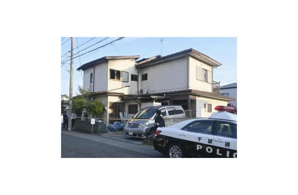 男性が刃物で刺された現場の住宅＝15日午後5時29分、千葉県君津市