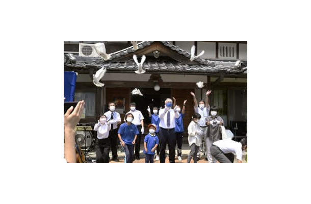 米兵と地元戦没者の慰霊祭で、鳩を飛ばす参列者＝15日正午ごろ、三重県名張市