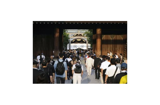 終戦の日を迎え、靖国神社へ参拝に訪れた人たち＝15日早朝、東京・九段北