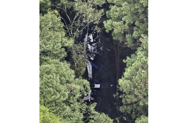 墜落したヘリコプターの機体＝16日午前8時53分、広島県神石高原町（共同通信社ヘリから）