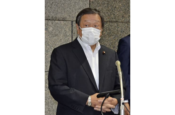 オースティン米国防長官との電話会談後、記者団の取材に応じる浜田防衛相＝16日午前、防衛省