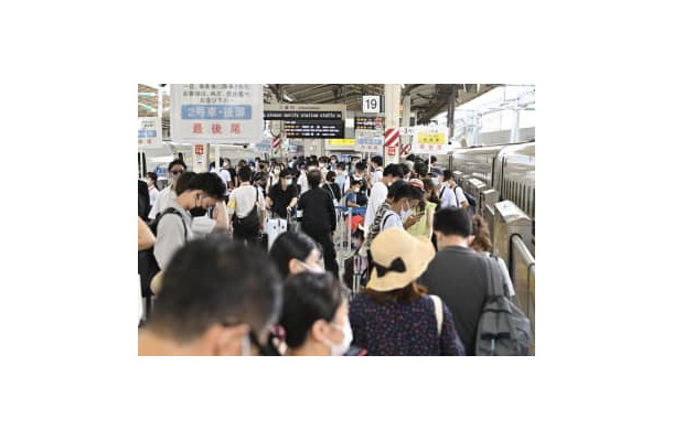 お盆休みの帰省や旅行客らで混雑するJR東京駅の東海道新幹線ホーム＝11日