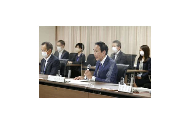 旧統一教会を巡る問題についての関係省庁連絡会議第1回会合で発言する葉梨法相（手前右）＝18日午後、法務省