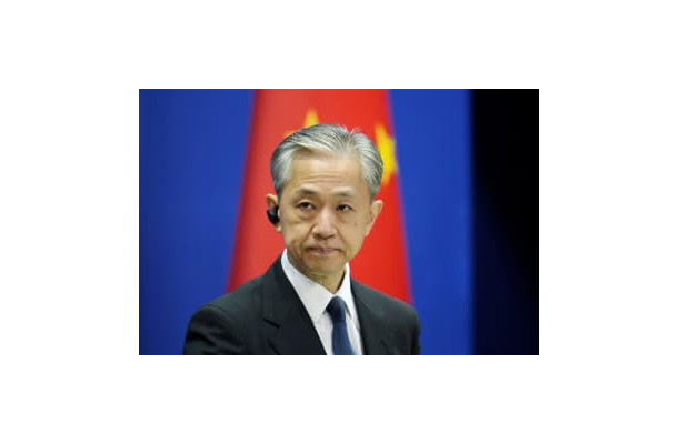 記者会見する中国外務省の汪文斌副報道局長＝18日、北京（共同）