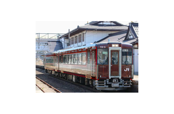 10月の全線再開を記念してJR東日本が運行する臨時列車「只見線満喫号」（同社提供）