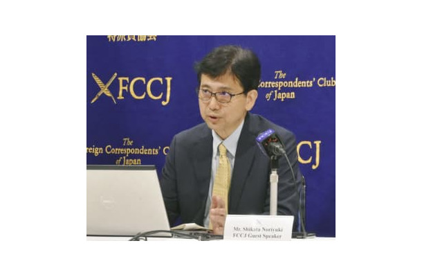 海外メディアに向け記者会見する四方敬之内閣広報官＝19日午前、東京都千代田区の日本外国特派員協会