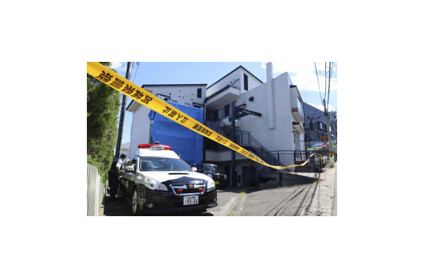 住人の女性が軽傷を負った仙台市泉区のマンション＝19日午後1時9分