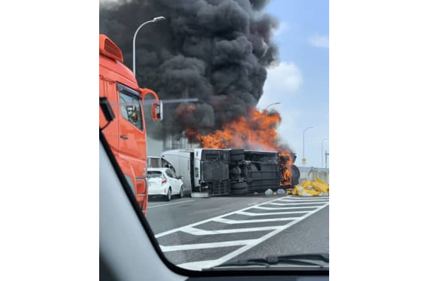 名古屋高速道路で横転し炎上する大型バス＝22日午前（マッサさんのツイッターから）