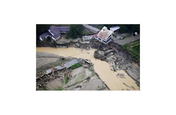 大雨の影響で崩落した山形県飯豊町の大巻橋＝5日