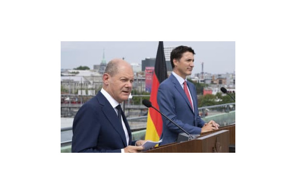 記者会見するドイツのショルツ首相（左）とカナダのトルドー首相＝22日、モントリオール（AP＝共同）