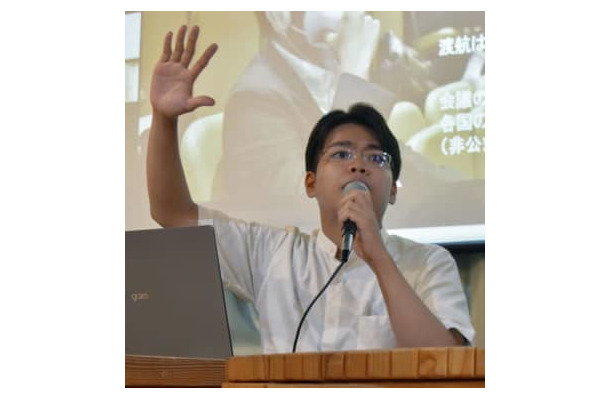 帰国報告会で話す「核政策を知りたい広島若者有権者の会」共同代表の高橋悠太さん＝23日午後、広島市