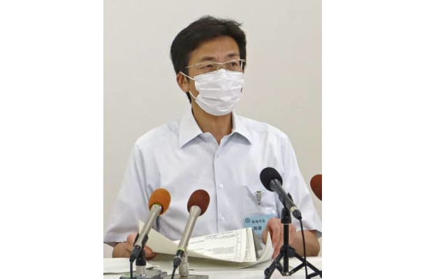 記者会見する熱海市の斉藤栄市長＝24日午前、静岡県熱海市