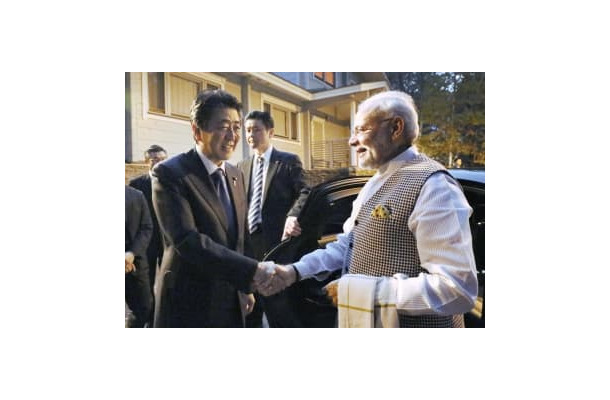 2018年、自身の別荘にインドのモディ首相（右）を招いた安倍氏＝山梨県鳴沢村（内閣広報室提供）